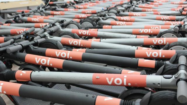 Almacén de patinetes de Voi.