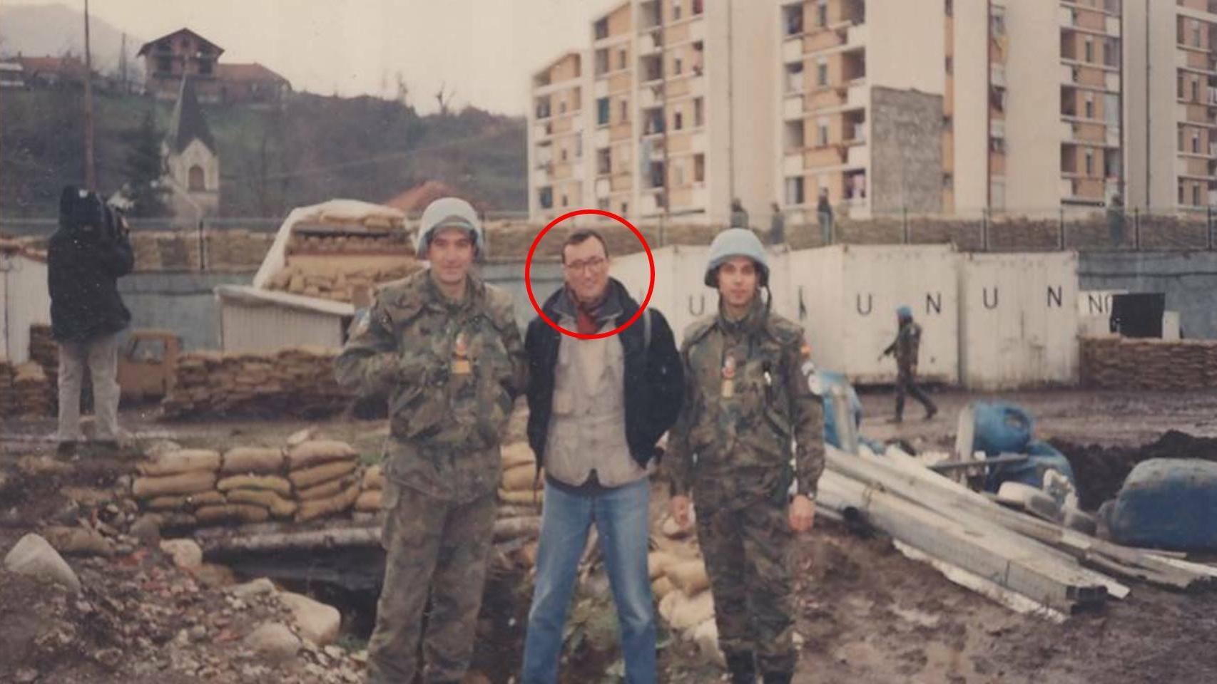 Arturo Pérez-Reverte en Bosnia en 1993 junto a dos 'cascos azules' españoles.