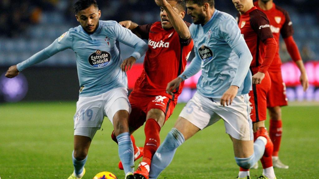 Mercado disputa el balón ante Boufal y Okay durante el Celta - Sevilla de La Liga