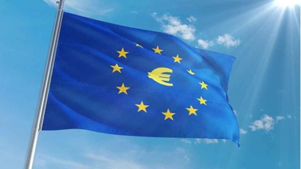 Bandera de la Unión Europea con el símbolo del euro.