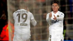 Gameiro celebra el primer gol del Valencia junto a Rodrigo