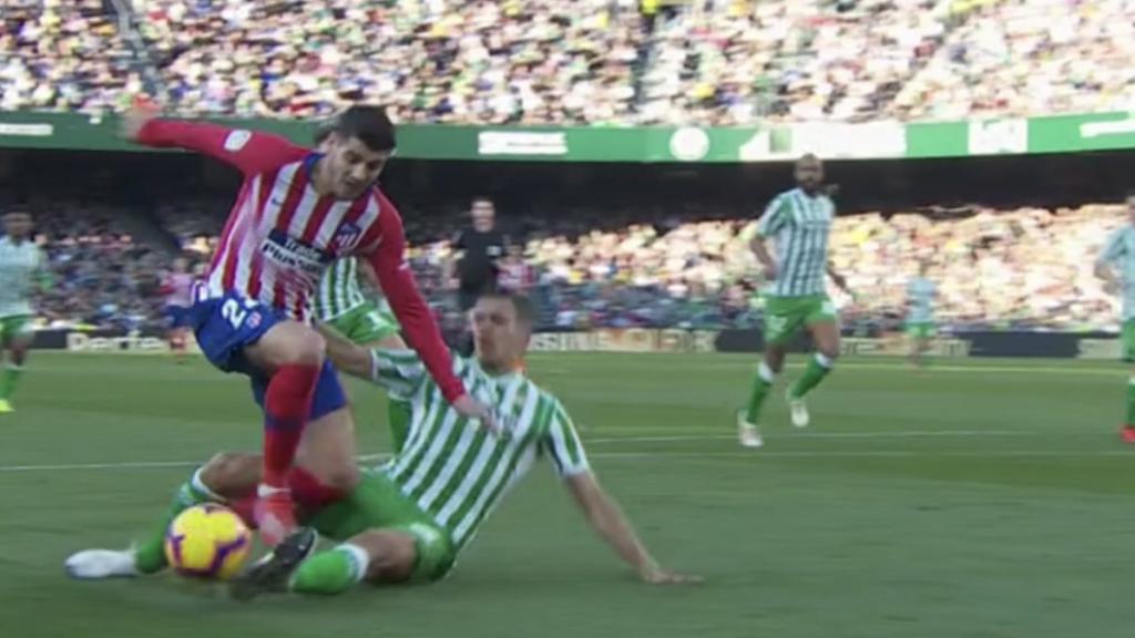 Morata reclamó penalti de Feddal en el Betis - Atlético de La Liga. Foto: Twitter (@elchiringuitotv)