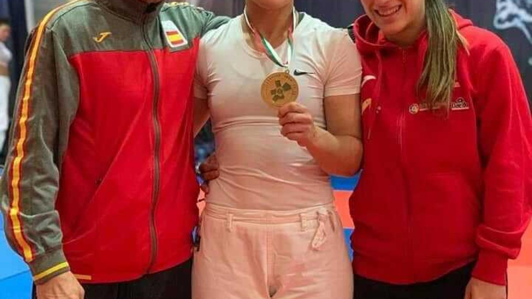 Sara Rodríguez, posa con su medalla de oro. Foto: Twitter. (@AytoBrunete)