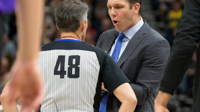 Luke Walton discute con un árbitro