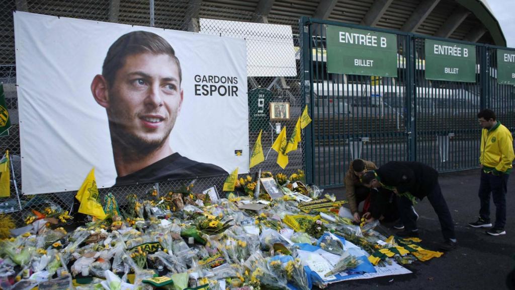 Homenaje al futbolista argentino Emiliano Salas a las puertas del estadio del Nantes.