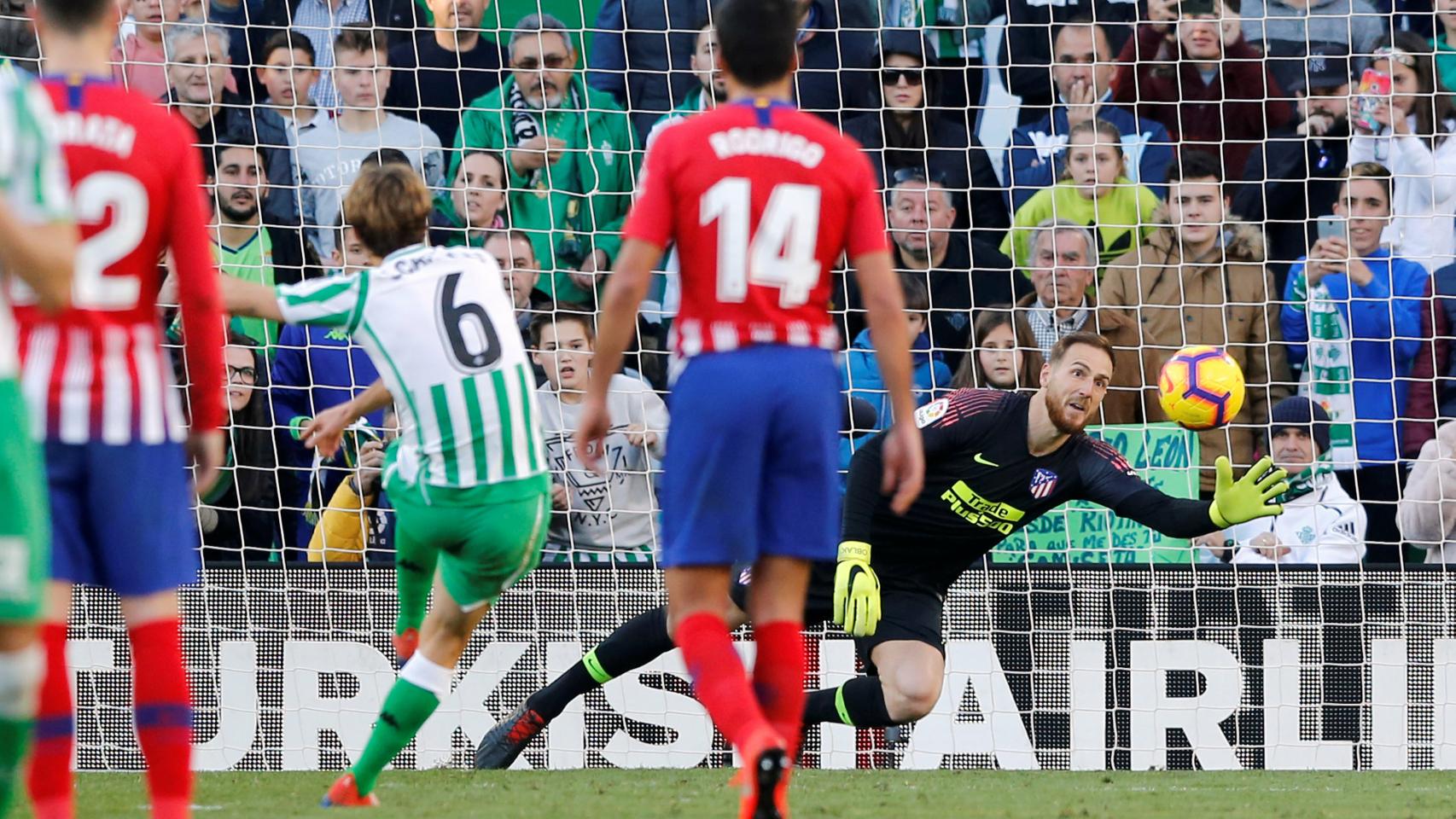 Sergio Canales marca un penalti en el Betis 1-0 Atlético de Madrid