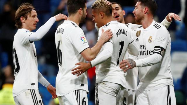 Mariano celebra con sus compañeros su gol al Alavés