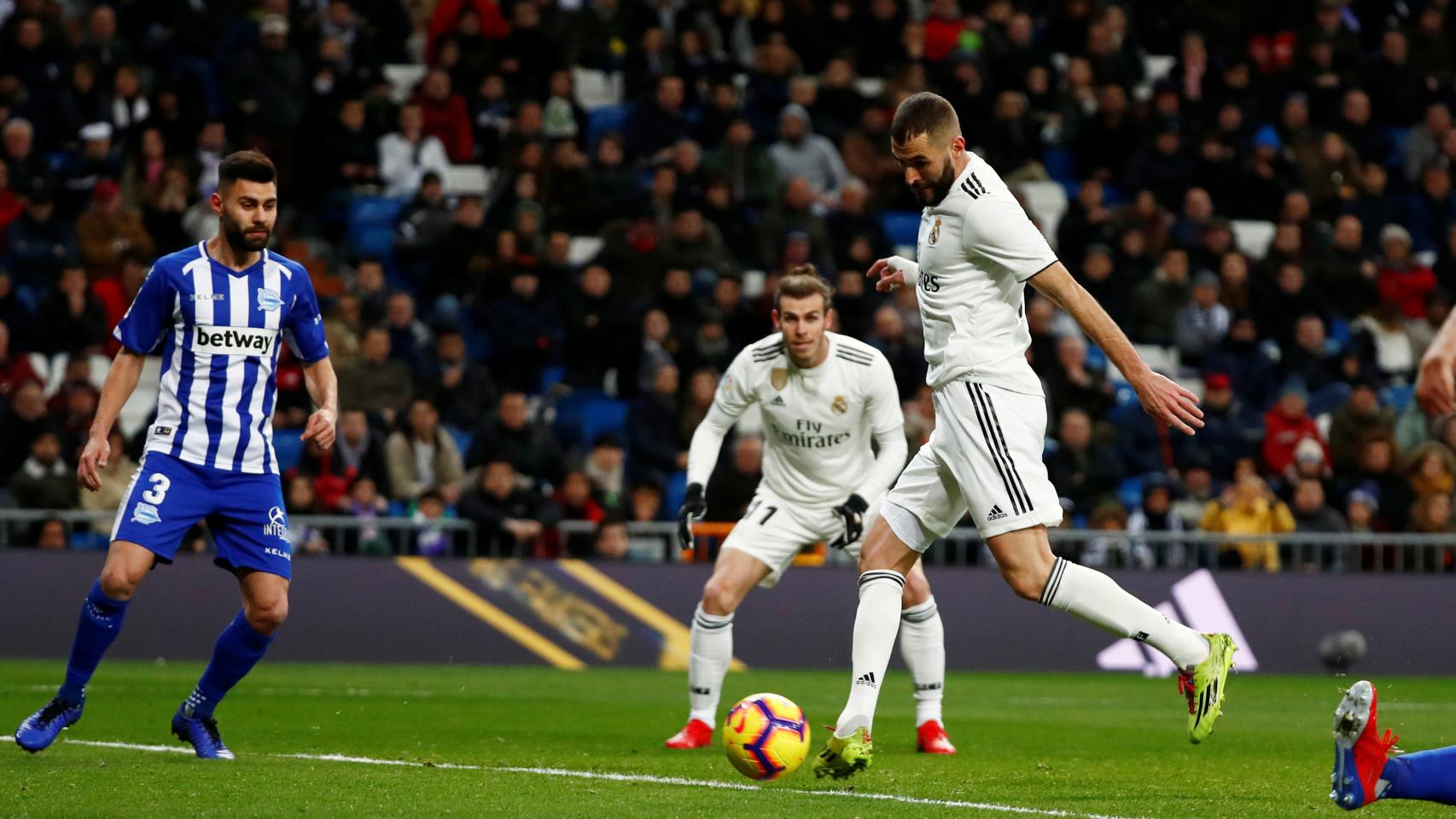 Benzema remata a gol ante el Alavés