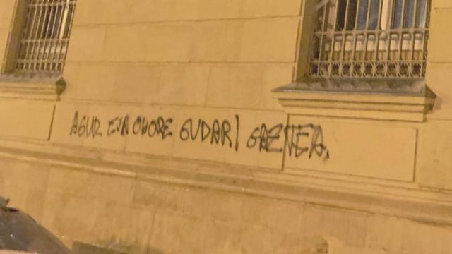 Pintada en uno de los laterales del edificio.