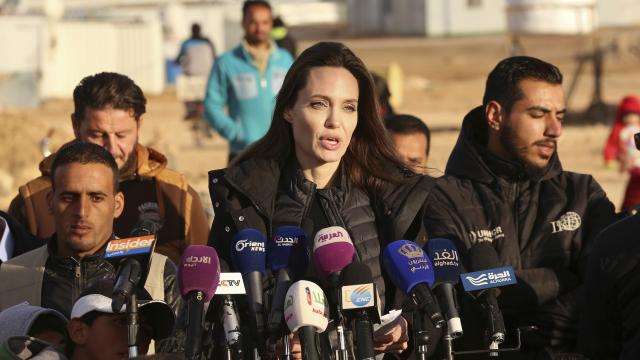 Angelina Jolie durante la visita, en una reunión con representantes oficiales.