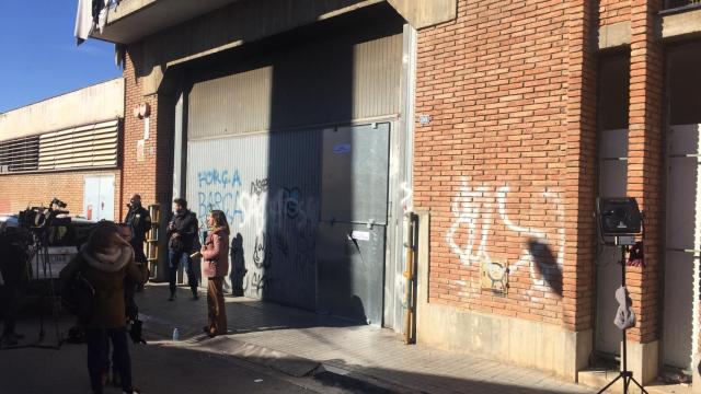 La puerta de la fábrica donde tuvieron lugar los hechos.