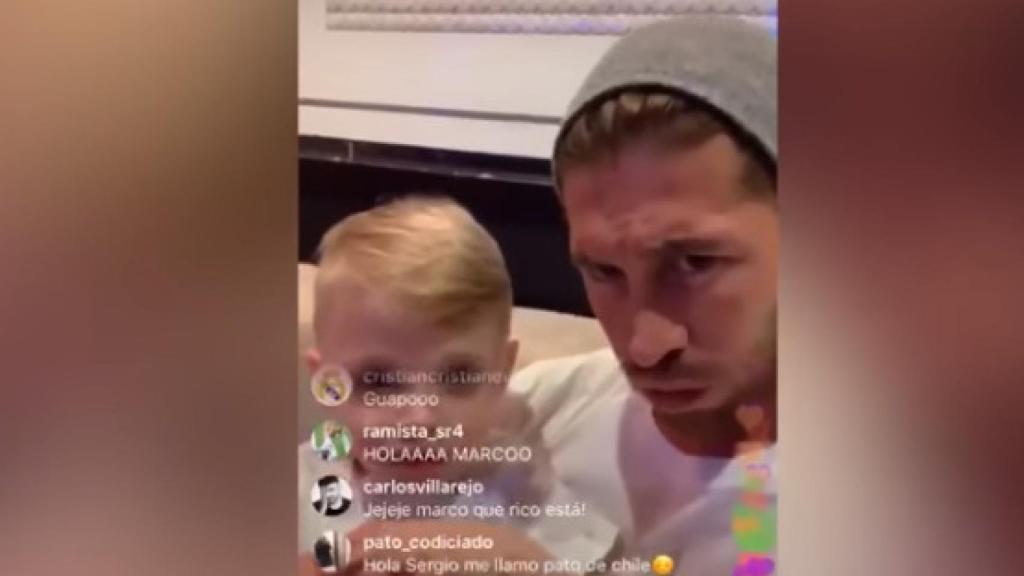 Sergio Ramos con su hijo Marco en un directo de Instagram.