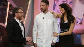 Sergio Ramos y Pilar Rubio, junto a Pablo Motos. Foto Twitter: (@El_Hormiguero)