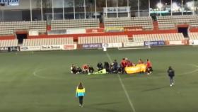 Las jugadoras del Terrasa en el centro del campo