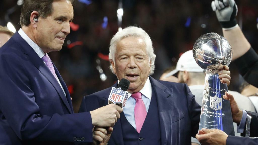 Robert Kraft, dueño de los Patriots, con el trofeo Vince Lombardi