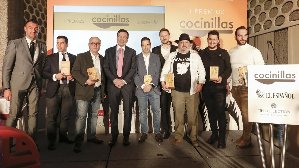 De izquierda a derecha, Ángel Luis Villegas, general manager del NH Collection Eurobuilding; José de Dios, chef de La Bien Aparecida;  Ricardo Sanz, chef de Kabuki Wellington; Pedro J. Ramírez, director de EL ESPAÑOL; Óscar Velasco, chef de Santceloni; Daniel Salas, director de Cocinillas; Sacha Hormaechea, propietario de Sacha; Mario Payán, chef de Kappo, y Mario Sandoval, chef de Coque.