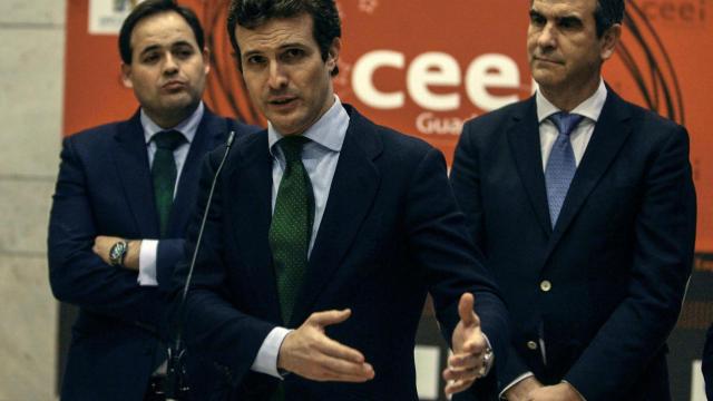 El alcalde de Guadalajara, a la derecha, junto a Pablo Casado, en el centro.