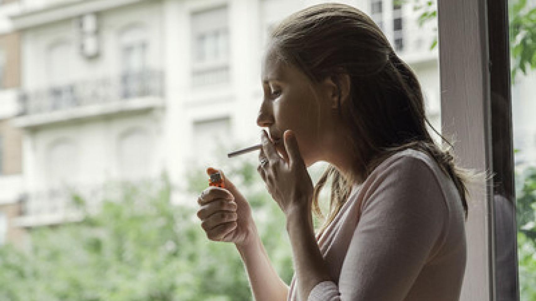 Una embarazada fumando.