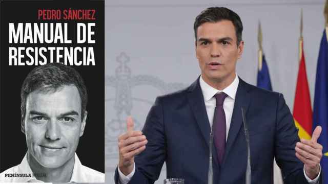 El presidente en funciones Pedro Sánchez, junto a la portada del libro que publicó en 2019, pocos meses después de llegar a la Moncloa.