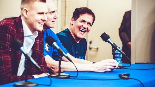 Mark Cuban y Porzingis durante la presentación. Foto: Twitter (@dallasmavs)