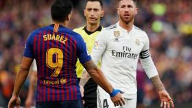 Luis Suárez y Sergio Ramos durante El Clásico