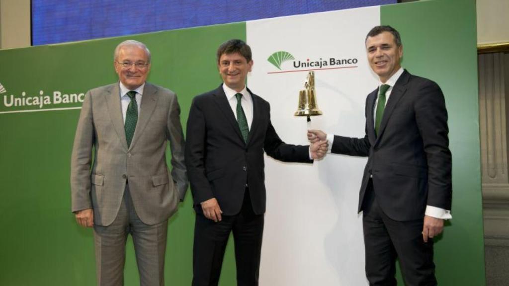 Manuel Azuaga, presidente de Unicaja Banco; Enrique Sánchez del Villar, CEO y Pablo González, CFO durante la salida a bolsa de la entidad.