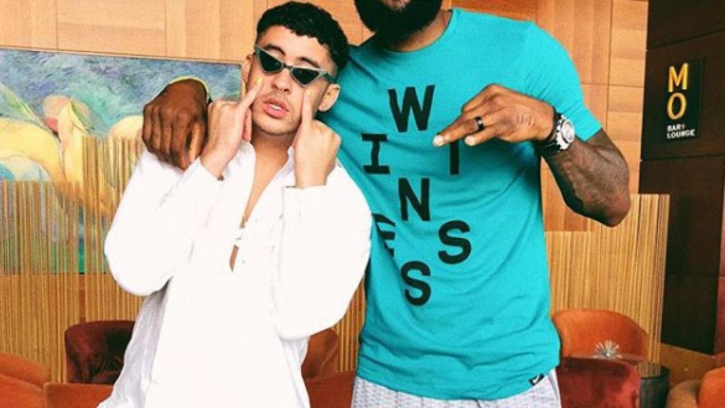 Bad Bunny junto a LeBron James. Foto: Instagram (@badbunnypr)