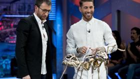 Pablo Motos y Sergio Ramos junto a la hormiga de bronce pulido.