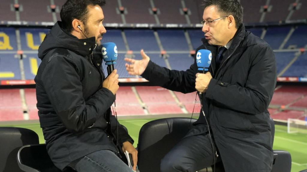 Juanma Castaño y Bartomeu en el Camp Nou. Foto: Twitter (@partidazocope)