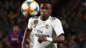 Vinicius, corriendo tras el balón ante el FC Barcelona