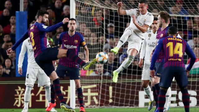 Lucas Vázquez intenta despejar un lanzamiento del FC Barcelona