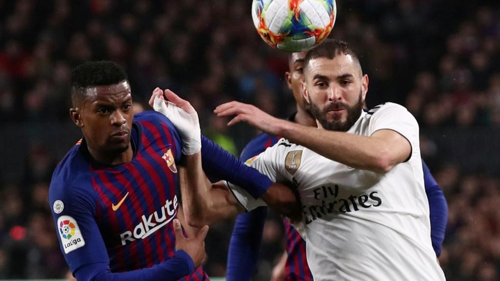 Semedo y Benzema pelean por un balón