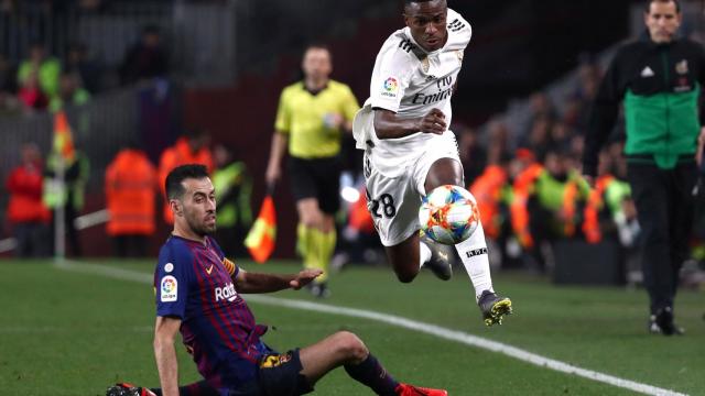 Vinicius evita la entrada de Sergio Busquets