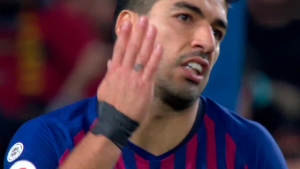 Gesto de Luis Suárez a Mateu Lahoz