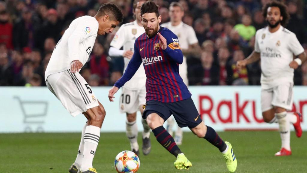 Varane corta una contra de Leo Messi