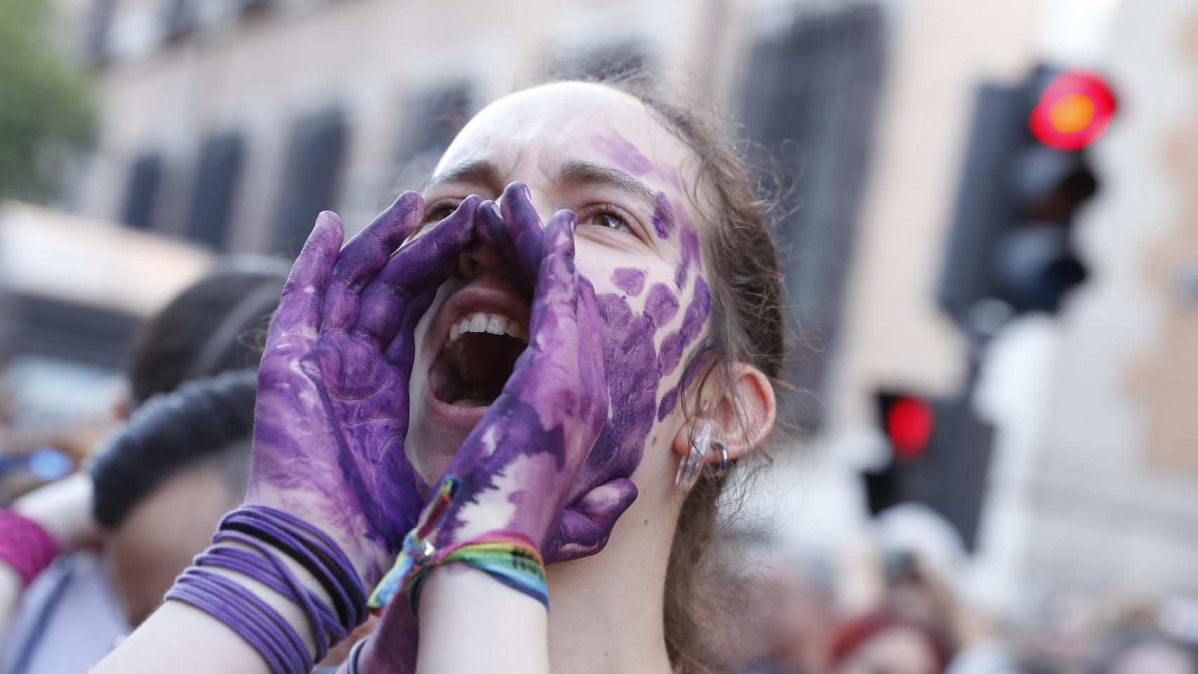 Una joven en una manifestación feminista.