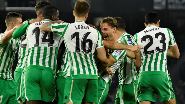 Los jugadores del Betis celebran un gol ante el Valencia en Copa del Rey