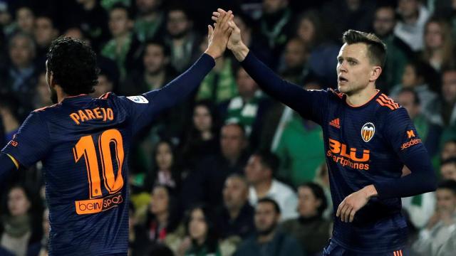 Parejo y Cheryshev celebran un gol en el Betis - Valencia de la Copa del Rey