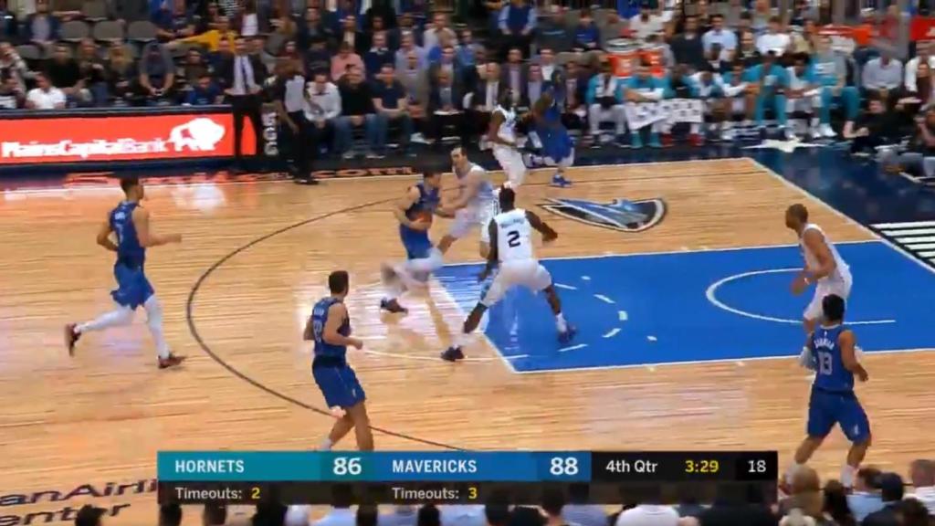 Doncic se convierte en la pesadilla de Zeller: Canasta de espaldas y 2+1