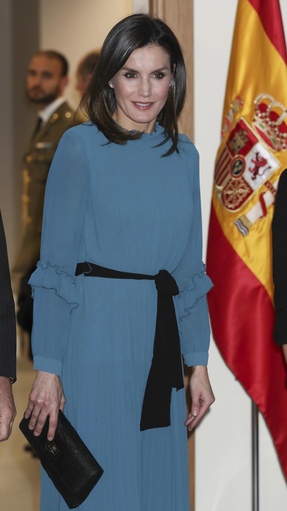 La reina Letizia con bolso modelo Letizia de la diseñadora Lidia Faro.