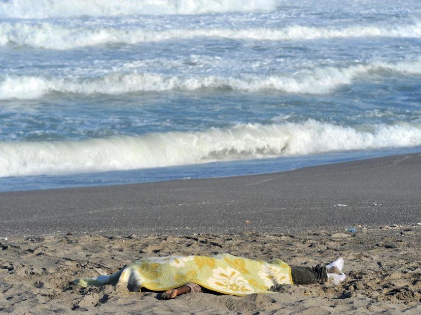 El 5 de noviembre de 2018 un patera con 25 inmigrantes naufragó frente a las costas de Barbate (Cádiz). Con el paso de los días el mar fue expulsando los cadáveres hasta distintas playas gaditanas.
