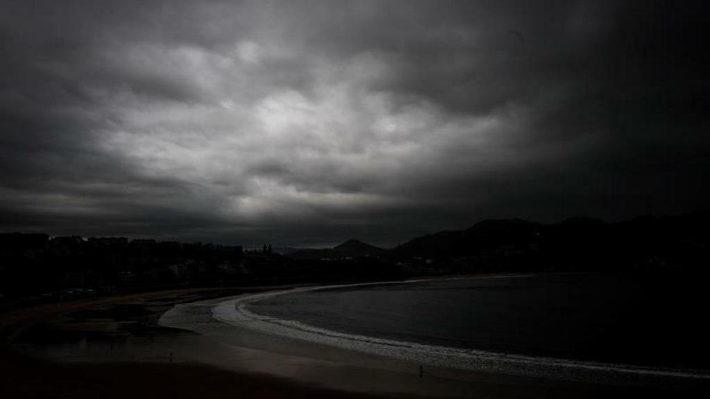 Vista de la playa de La Concha de San Sebastián. Javier Etxezarreta / EFE