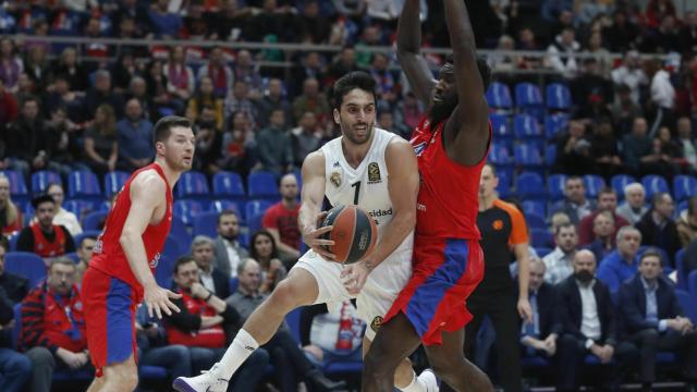 Campazzo intenta dar un pase a sus compañeros