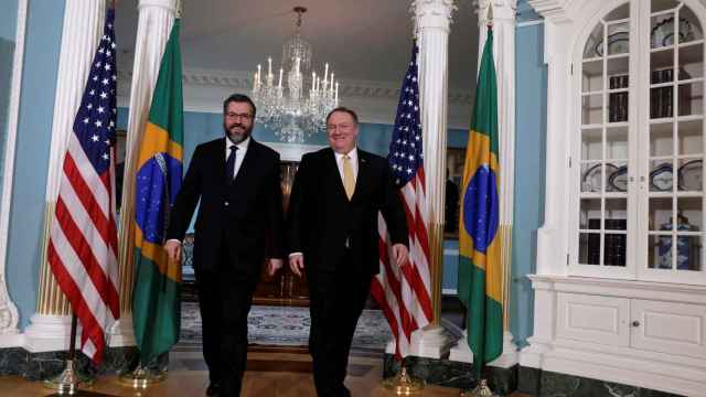 El Secretario de Estado Mike Pompeo junto al canciller brasileño Aráujo