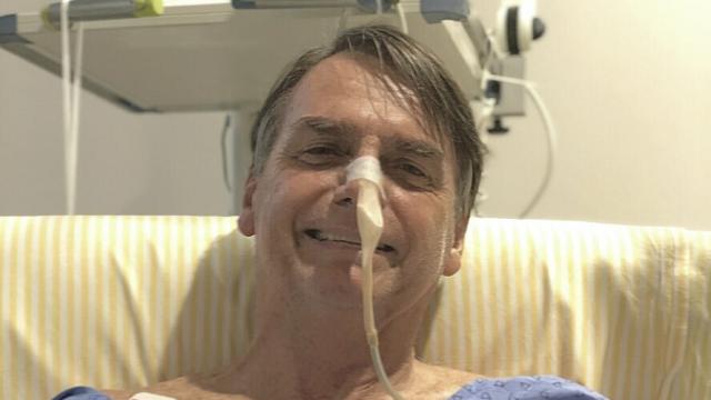 Jair Bolsonaro en su cama del hospital.