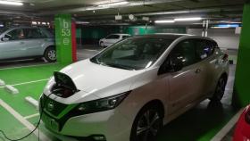 Nuestro Nissan Leaf cargando en un centro comercial