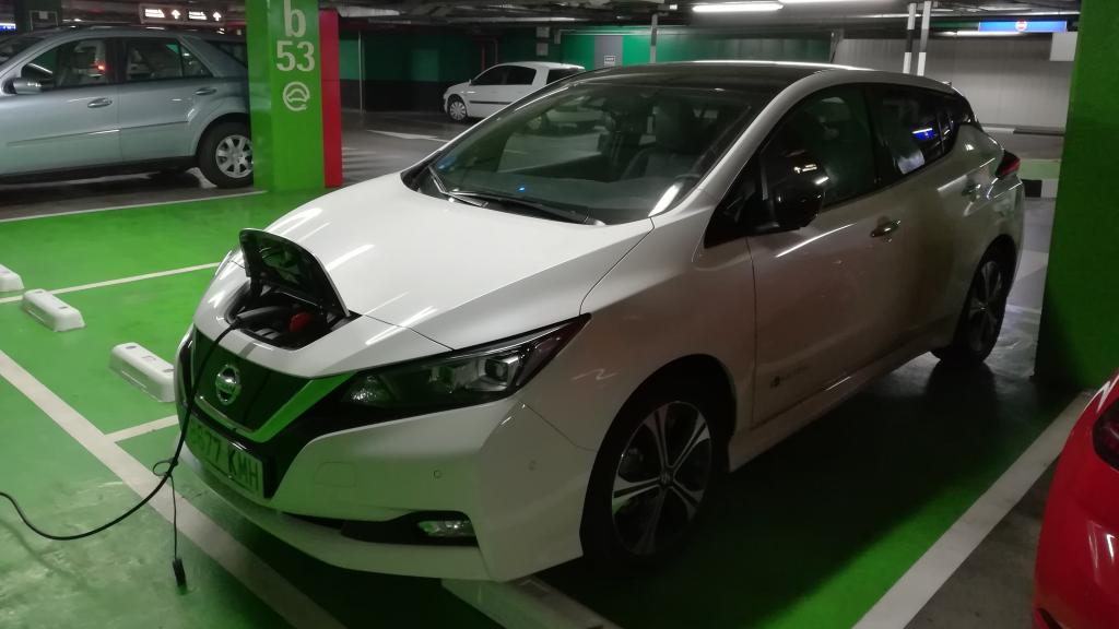 Nuestro Nissan Leaf cargando en un centro comercial