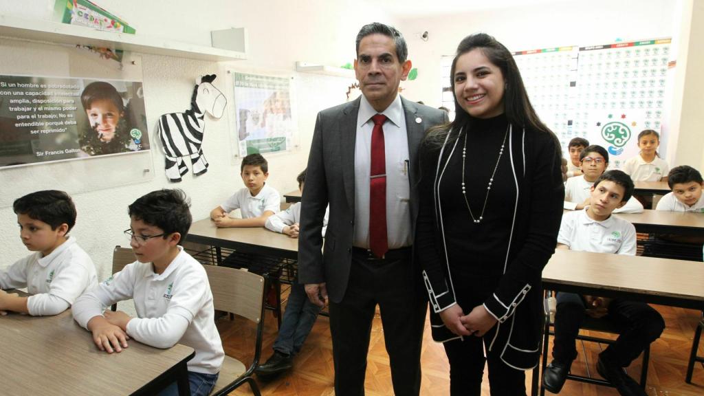 Dafne, a la derecha, junto a su padre Asdrúbal.