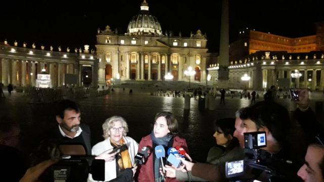 Ada Colau (d.), Manuela Carmena (centro) y Óscar Camps (izq.) en el Vaticano.