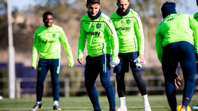 Los jugadores del Levante entrenandose